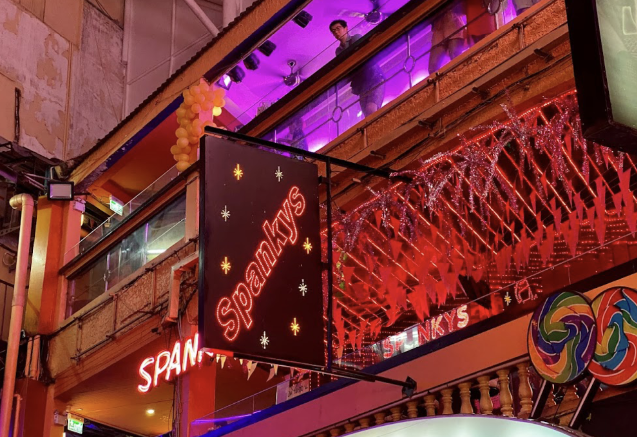 曼谷娜娜广场 Spanky’s 深度体验：气氛最疯狂的 GoGoBar之一